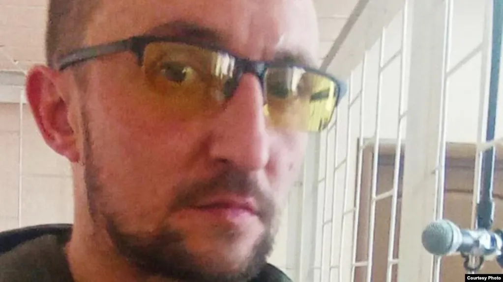 Военный суд признал Юрия Измайлова виновным в переписке с подразделением, воюющим на стороне Украины, и в указании «объектов» на карте. Ему назначили 18 лет лишения свободы, штраф и ограничение свободы; близкие считают переписку провокацией.