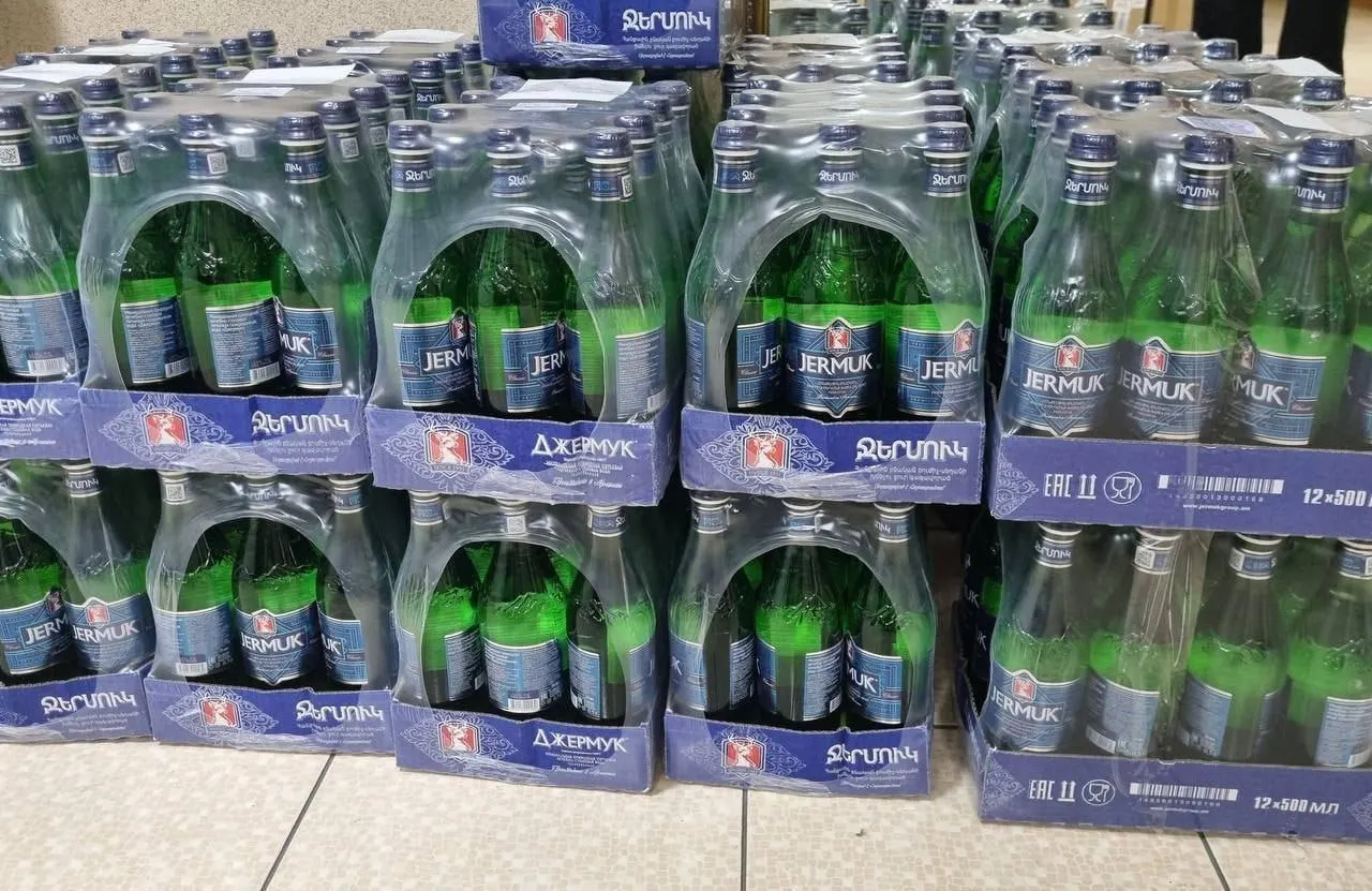 Продажи армянской минеральной воды «Джермук» приостановлены после выявления несоответствия качества требованиям. Под запрет попали разные виды и объёмы; реализацию разрешат только после проверки.