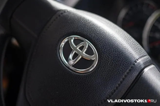 При средней предлагаемой зарплате в ДФО около 85,4 тыс. руб. покупка LADA Granta займет в среднем ~17,5 месяца, Hyundai Creta — ~24–25 месяцев, а Toyota Camry — почти 3,5 года; Приморье показывает лучшие показатели по Camry, а Забайкальский край лидирует по доступности Granta и Creta.
