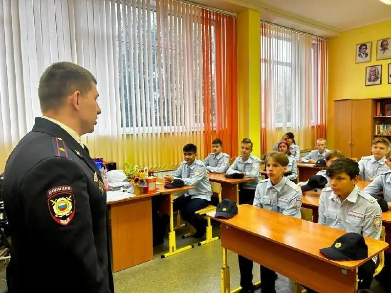 С нового учебного года в школах №40, 59, 68 и 73 Владивостока начнут работать полицейские классы: учащимся усилят подготовку по ключевым предметам, а успешные выпускники получат дополнительные баллы при поступлении в вузы МВД.