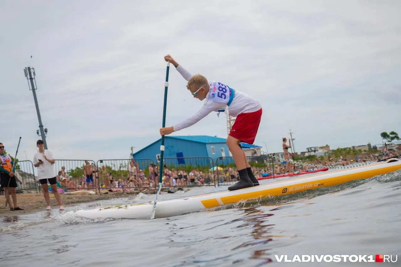 Фестиваль пляжных видов спорта SUP Fest соберёт более тысячи участников на пляже Патрокл 8–9 августа: волейбол, сапборд, заплывы, бег, музыка и интерактивы для всей семьи.