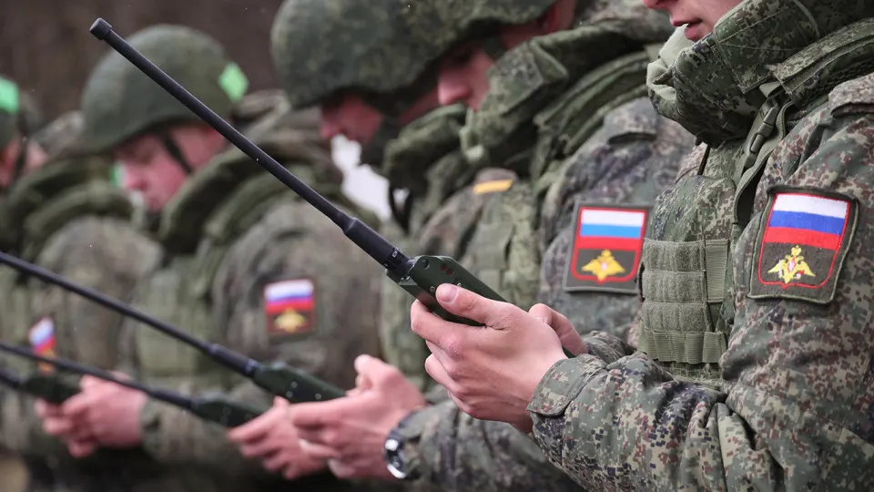 По данным разведок, в конце 2025 года около двухсот российских военных прошли подготовку в Китае по управлению дронами, радиоэлектронной борьбе и другим дисциплинам; значительная часть этих людей затем вернулась для участия в боевых действиях.
