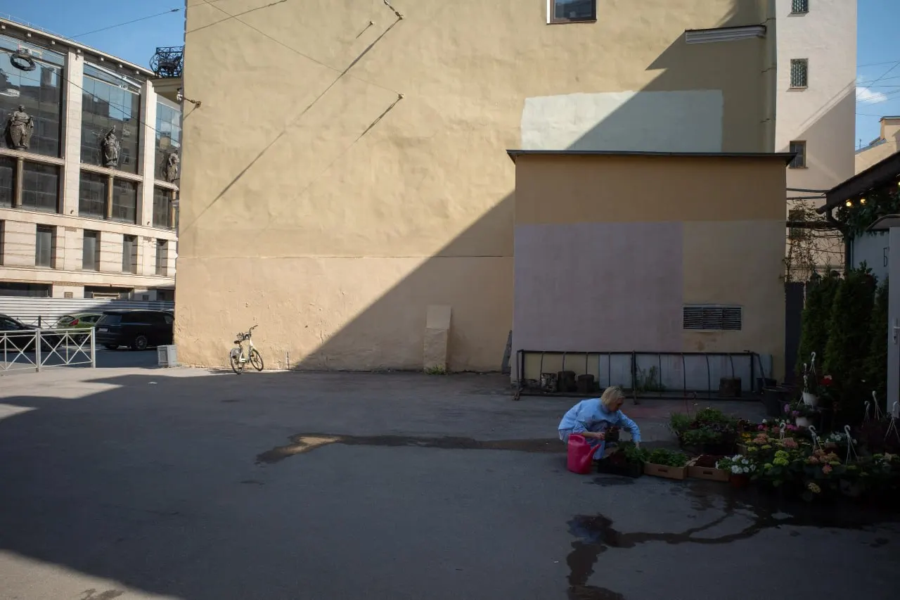 В Петербурге отменили фестиваль «Синие ночи», планируют благоустройство сквера в Репино и отправили под стражу мужчину по обвинению в насилии против представителя власти. В международной повестке — удары в зоне СВО с жертвами, дрон взорвался в латвийском озере и книга внесена в реестр экстремистских материалов.