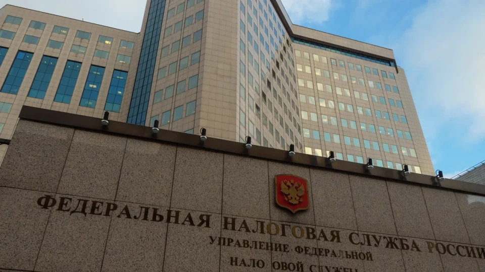 Налоговые органы внимательнее проверяют случаи закрытия и повторного открытия ИП, которые использовали для «обнуления» лимитов по НДС. Предпринимателей предупреждают о доначислениях, пенях и штрафах; на фоне этого растёт бюджетный дефицит.