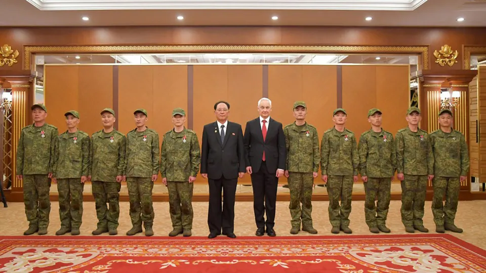 Фотографии из недавно открытого в Пхеньяне военного музея показывают церемонию вручения российских государственных наград северокорейским военным, якобы состоявшуюся 3 декабря 2025 года. В России о событии официально не сообщалось.