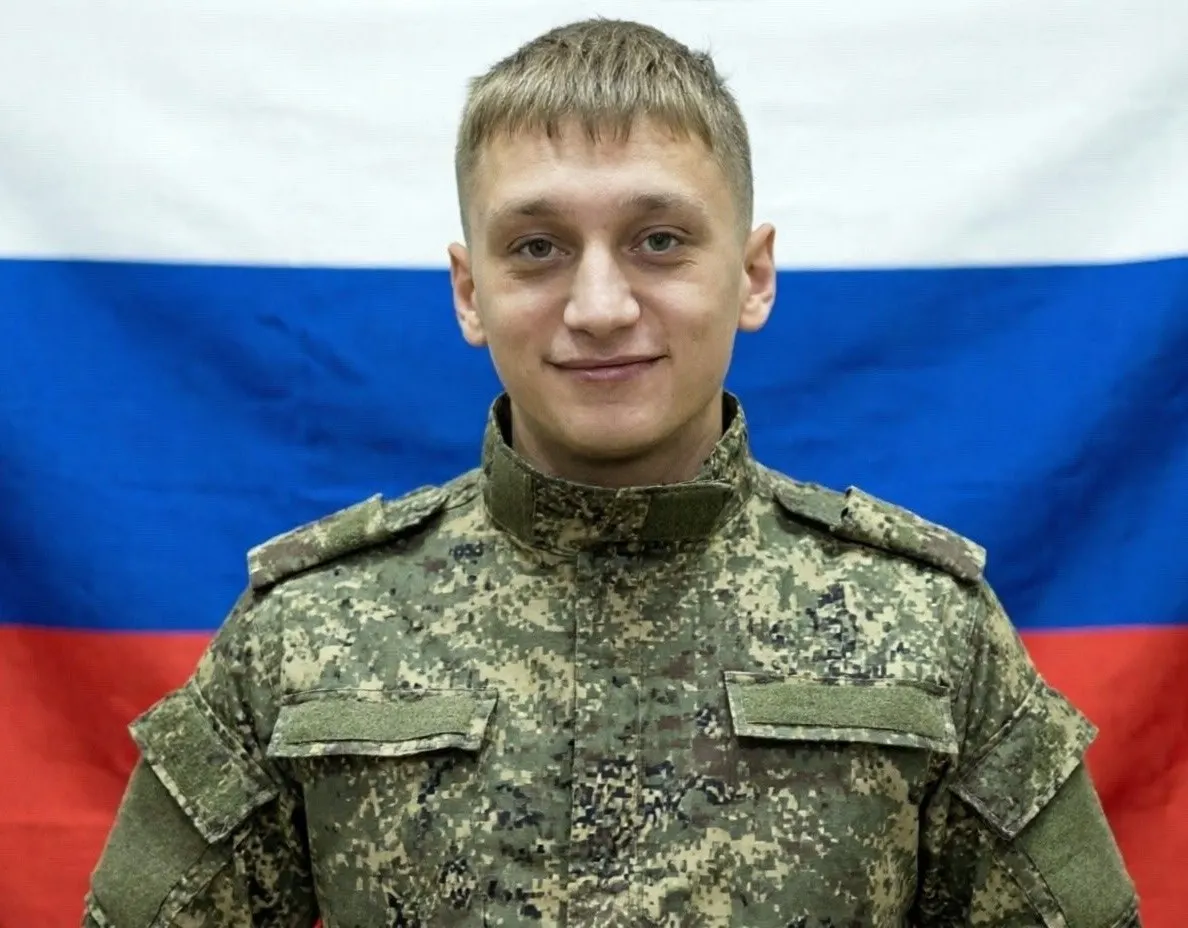 23‑летний студент из Бурятии подписал контракт в январе, прошёл обучение оператором БПЛА и погиб в районе Луганска в апреле — первый подтверждённый такой случай.