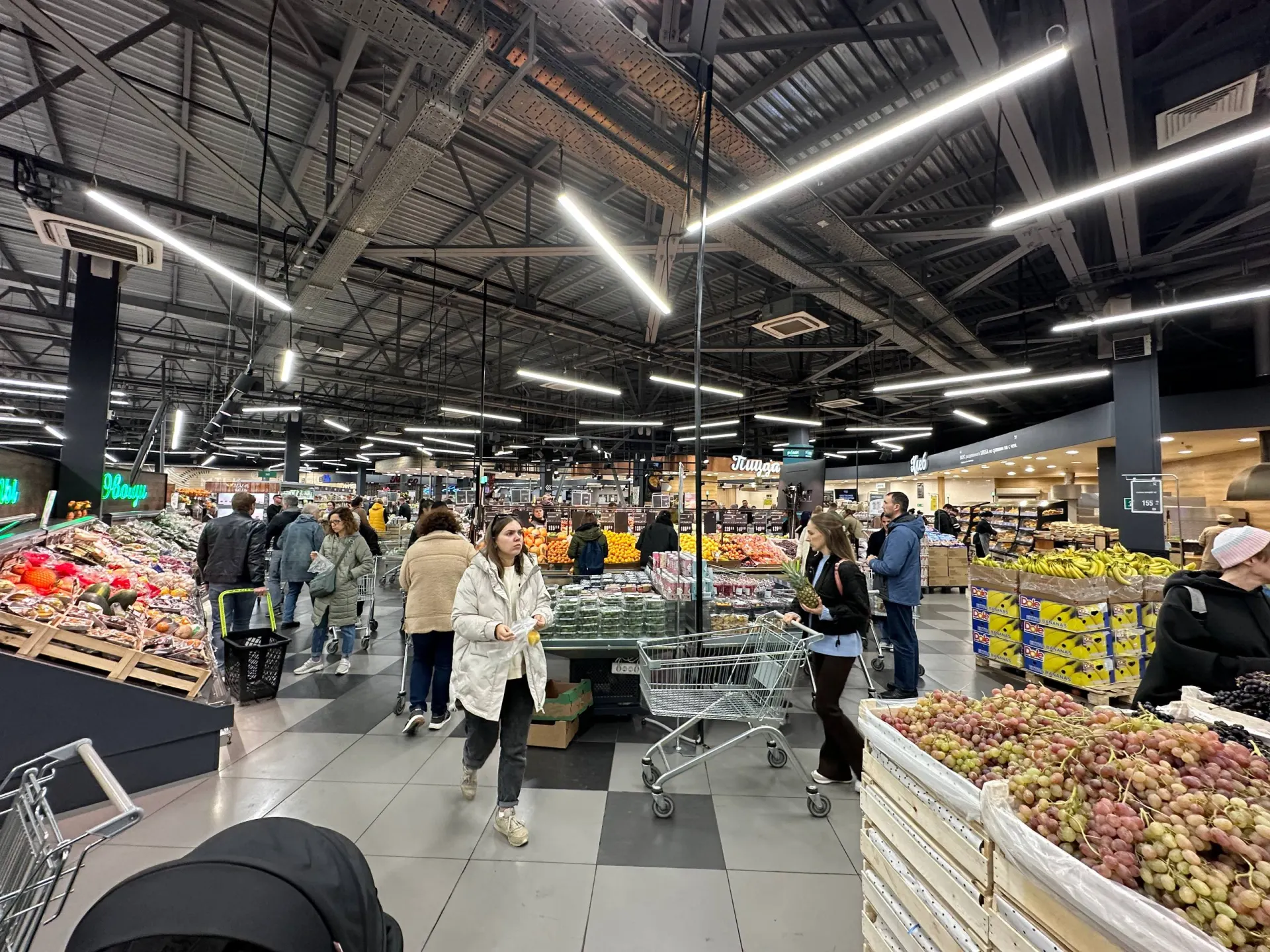 По мартовскому мониторингу Росстата минимальный набор продуктов во Владивостоке стоит 10 470 ₽, в Москве — 9 141 ₽, в Подмосковье — 8 260 ₽. Быстрее всего дорожают овощи и фрукты — на это влияют логистика и сезонные колебания.