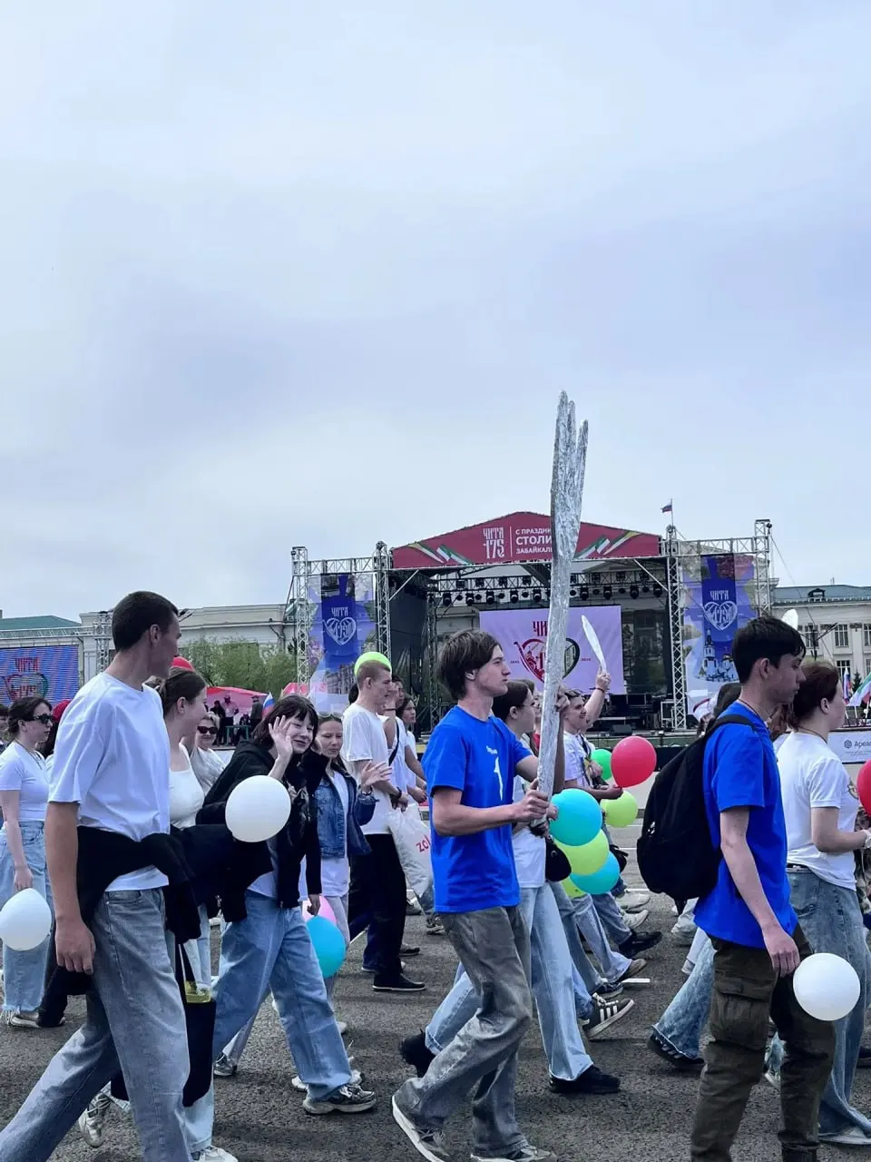 Коллективы Читинского медицинского колледжа, политехнического и других учебных заведений прошли колонной по площади; транспортный техникум привлёк внимание грузовиками, к шествию присоединились студенческие отряды.