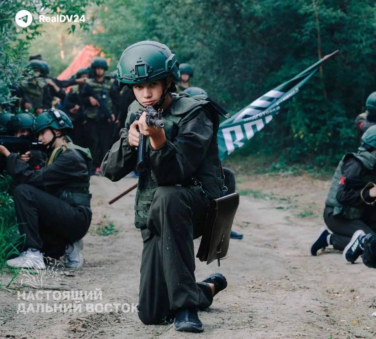 В Хабаровске запустили летние программы «Время юных героев»: дети пройдут тактическую и огневую подготовку, научатся управлять дронами, будут занятия по снайпингу и встречи с участниками СВО.