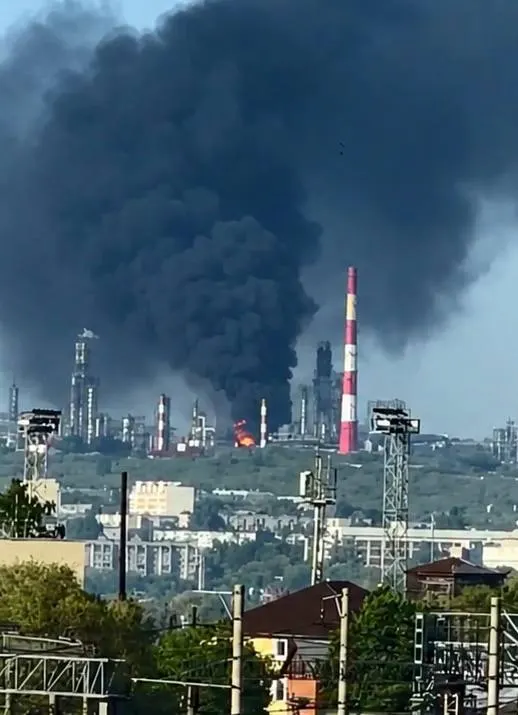 В результате ночных атак беспилотников в Сызрани погибли два человека, в Белгородской области пострадали несколько человек; над Сызранью сообщают о пожаре на НПЗ. Минобороны заявляет об уничтожении 121 БПЛА над регионами и Каспийским морем.