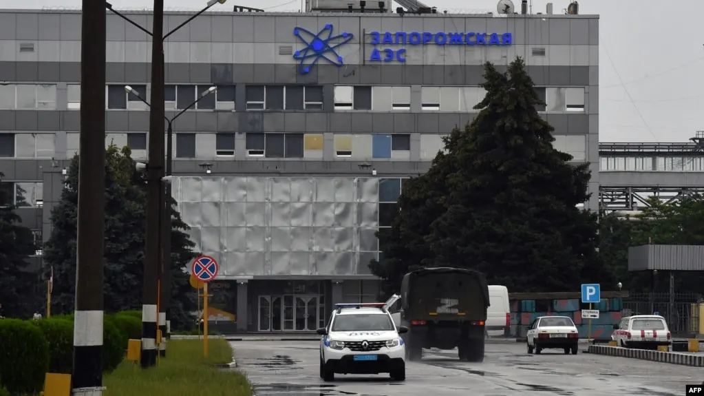 Эксперты агентства прибыли на станцию для осмотра повреждений после удара по энергоблоку. Российская сторона сообщает о повреждениях стены и новом ударе по транспортному цеху; Украина отвергает обвинения и заявляет, что не наносит ударов по ядерным объектам.