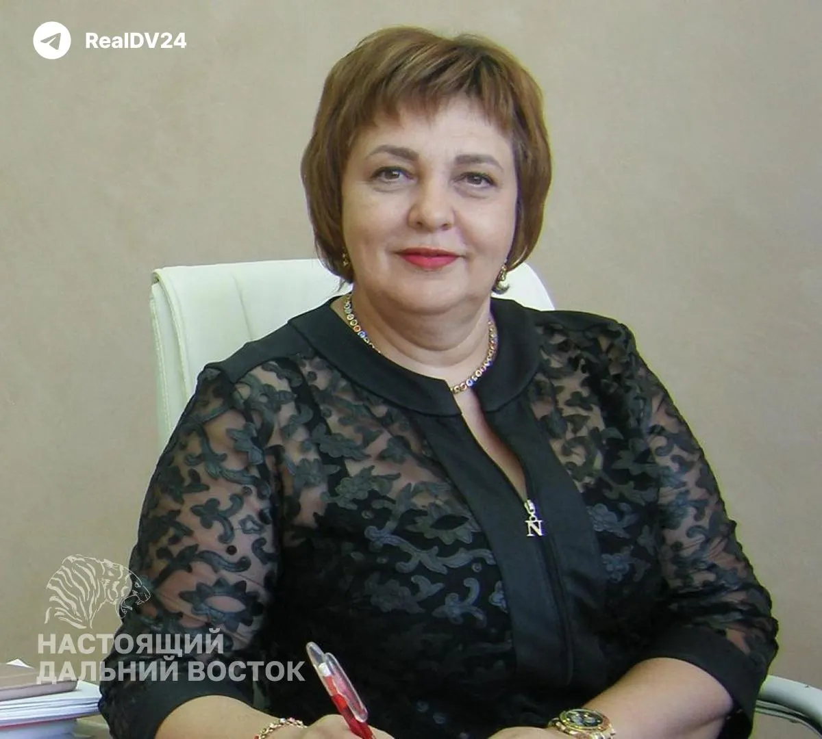 Викторию Хлебникову признали виновной в одобрении аванса подрядчику свыше 500 млн рублей без банковской гарантии: деньги перечислили, школа не построена. Суд назначил условный срок и запрет на госслужбу.