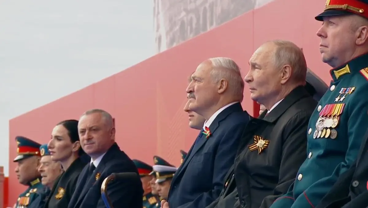 Во время парада на Красной площади участника «СВО» впервые посадили рядом с ветераном Великой Отечественной войны. В своей речи президент подчеркнул, что День Победы — священный праздник, и связал подвиги прошлого с действиями сегодняшних воинов.