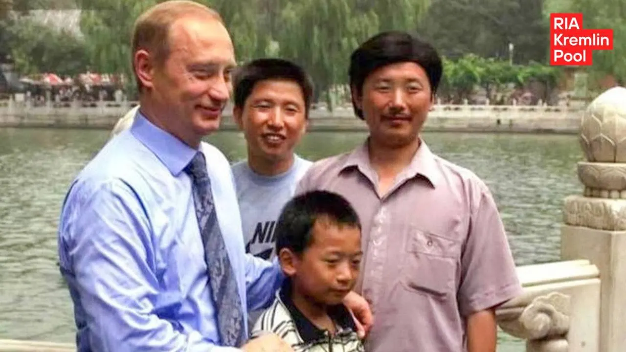 Мужчина, сфотографировавшийся с президентом в 2000 году, вырос, стал инженером и учился в Москве — он рассказал о встрече и своих планах.