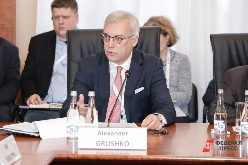 Замминистра иностранных дел Александр Грушко заявил, что любые попытки НАТО блокировать Калининградский эксклав или применять силу против региона повлекут серьёзные последствия; он также отметил рост военной активности в Балтийском море и назвал риск захвата области нулевым.