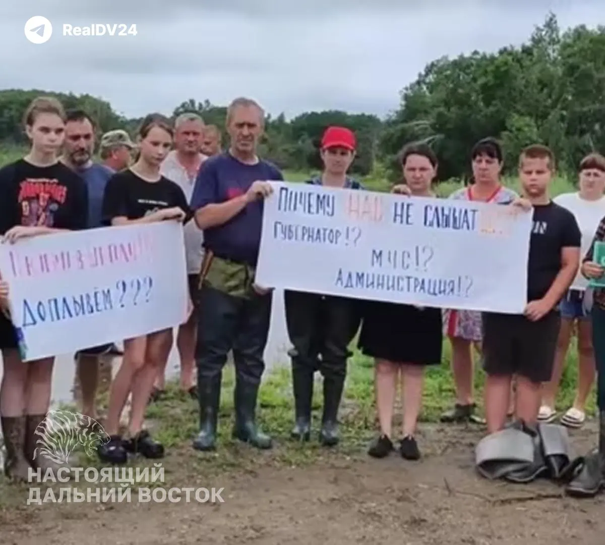 Жители Лесозаводского округа собрали более 2,5 тысячи подписей за отставку главы села Марково после разрушительных паводков и проблем с водоотведением, но депутаты переизбрали его. Активисты продолжают жалобы в вышестоящие инстанции и намерены добиваться отставки в правовом поле.