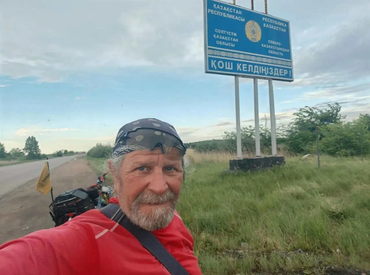 Андрей Козлов находится в дороге уже 31 день: он едет из Брянска во Владивосток, прошёл через Набережные Челны и приближается к Омской области. На маршруте его тормозят жара и сложные дорожные условия.