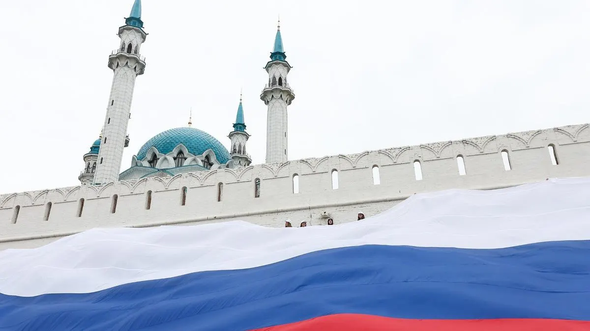 Инициатива, поступившая от Госсовета Татарстана, предлагает расширить КоАП новыми составами «преступлений против интересов РФ» и разрешить арест имущества уехавших за границу россиян как обеспечительную меру.