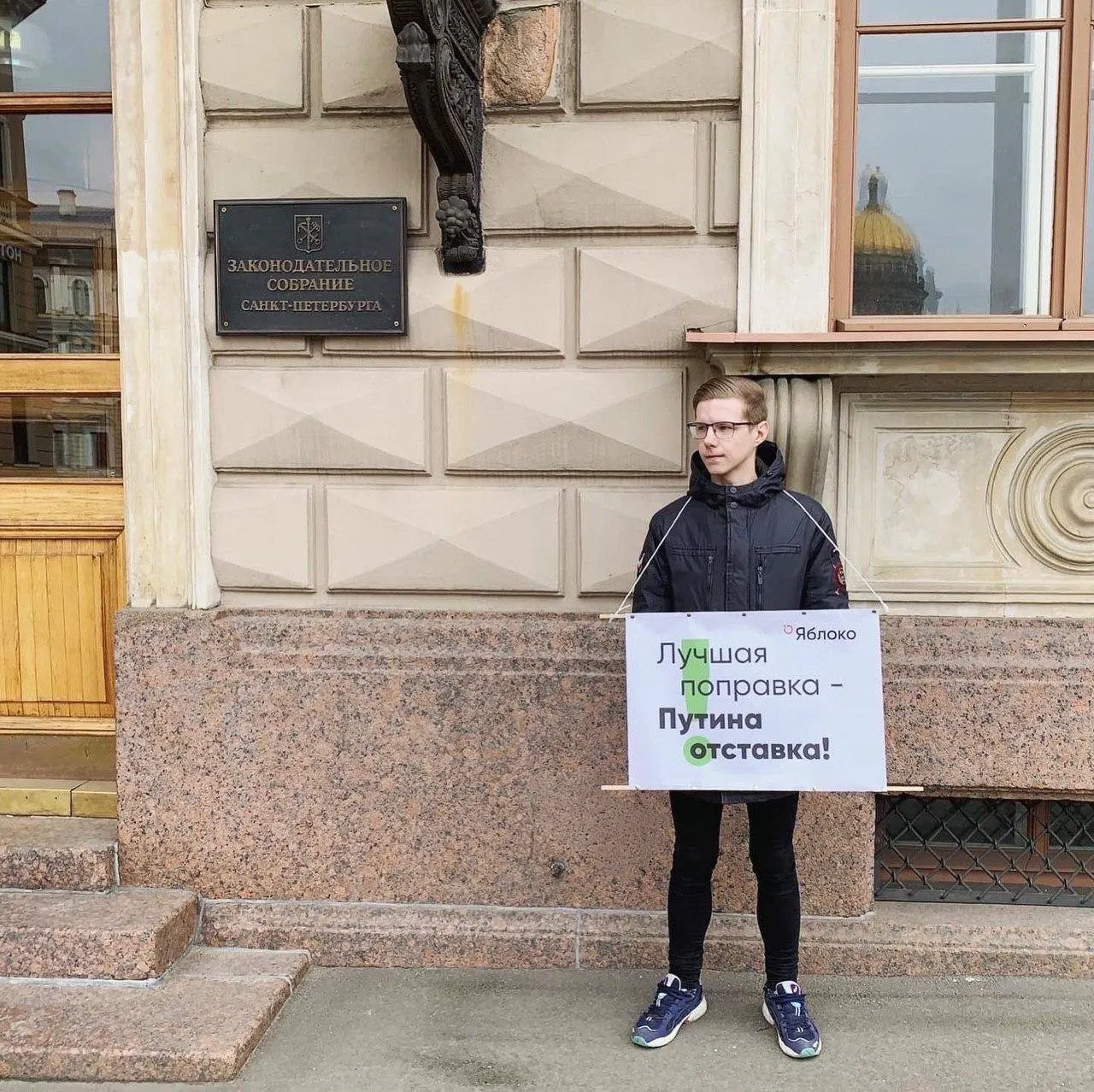 Журналиста объявили в федеральный розыск; конкретная уголовная статья пока не называется. Ранее Минюст внёс его в реестр «иностранных агентов» и назвал участником «Международного движения ЛГБТ».