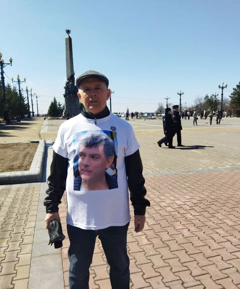 На Комсомольской площади полицейские провели задержание активиста, который стоял в одиночном пикете в футболке с портретом Бориса Немцова. После нескольких часов в отделе связь с ним прервалась.