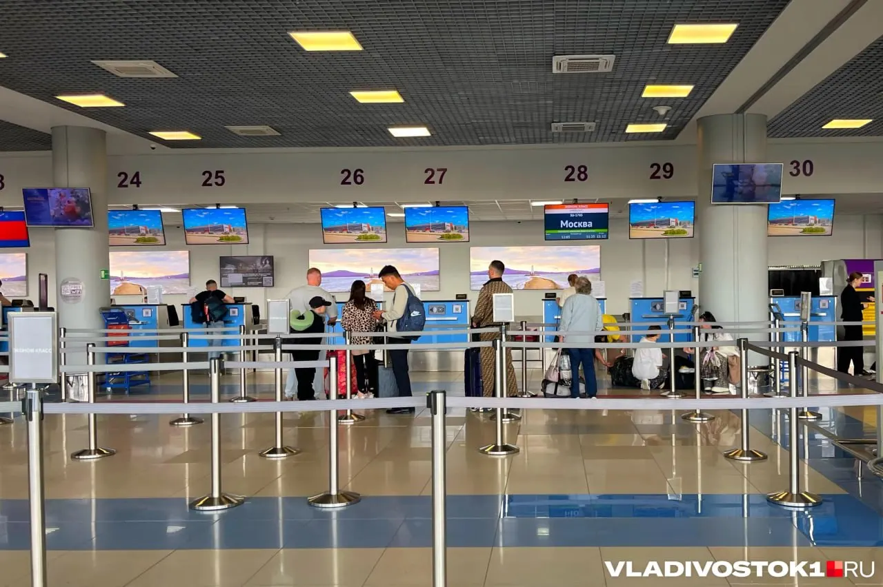 Рейсы из Владивостока в Москву и по Дальнему Востоку задержаны на несколько часов. Ожидают вылета свыше 300 человек, включая 22 несовершеннолетних; авиакомпании информируют пассажиров и оказывают предусмотренные правилами услуги.