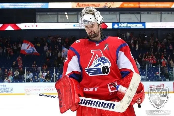 39‑летнему бывшему голкиперу «Локомотива» Алексею Мурыгину потребовалась помощь после рецидива рака миндалины. Клуб «Амур» сообщил о сборе средств и о текущем состоянии спортсмена.