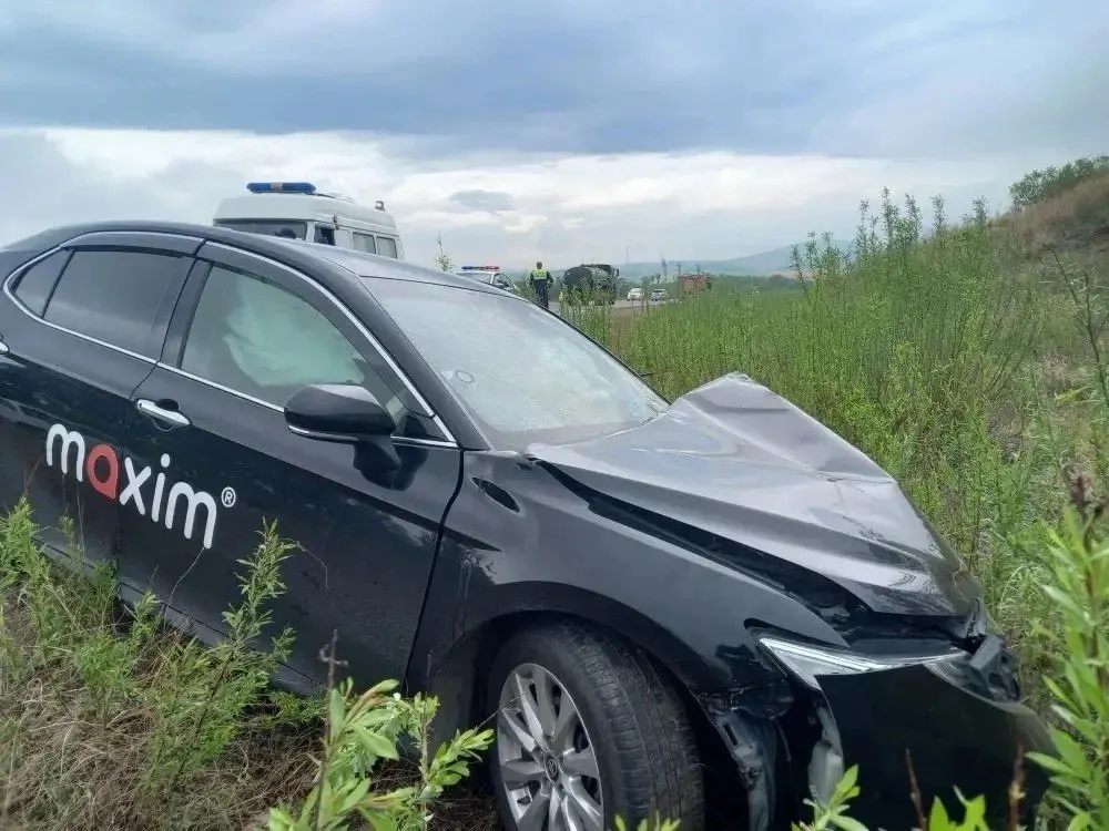 На 60-м км трассы Уссурийск — Пограничный Daihatsu Terios выехал на встречную полосу и столкнулся с Toyota Camry. Terios перевернулся, водитель тяжело пострадал, пассажиров в Camry спасли ремни безопасности.
