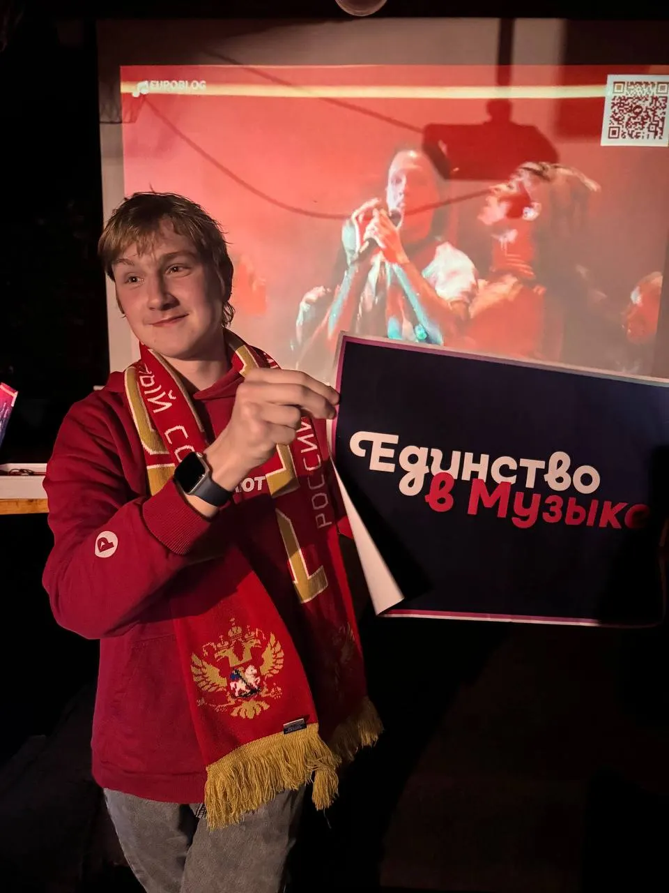 Активисты собрались посмотреть финал конкурса, обсуждали номера, провели собственное голосование и признали победителем Молдову.