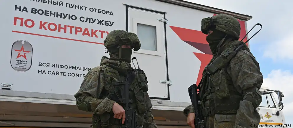 Парламент принял законы, которые запрещают выдворение иностранцев, проходящих службу по контракту в российской армии, упрощают им получение ВНЖ и дают судам право арестовывать имущество граждан, уехавших из РФ, для обеспечения уплаты штрафов за ряд административных правонарушений.