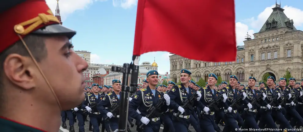 Во многих городах парады и салюты 9 мая отменяют или проводят без военной техники. Официальные объяснения — соображения безопасности и «оперативная обстановка», эксперты называют ещё и перегрузку ресурсов на фронте и политические мотивы.