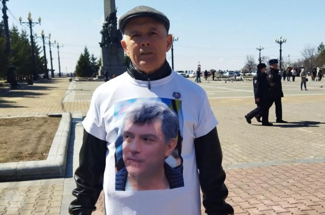 9 мая на Комсомольской площади в Хабаровске был задержан активист Зигмунд Худяков в футболке с изображением Бориса Немцова. Его доставили в отдел полиции и оставили на ночь до суда; причина задержания пока неизвестна.