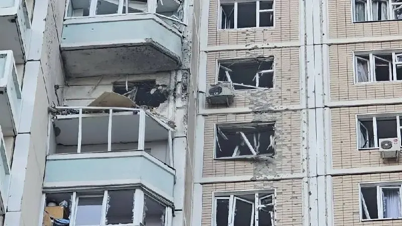 За ночь и утро по столице и регионам зафиксировали сотни беспилотников. В Москве — более 120 атак за сутки, в Подмосковье — три погибших. Минобороны сообщает о сотнях сбитых БПЛА.
