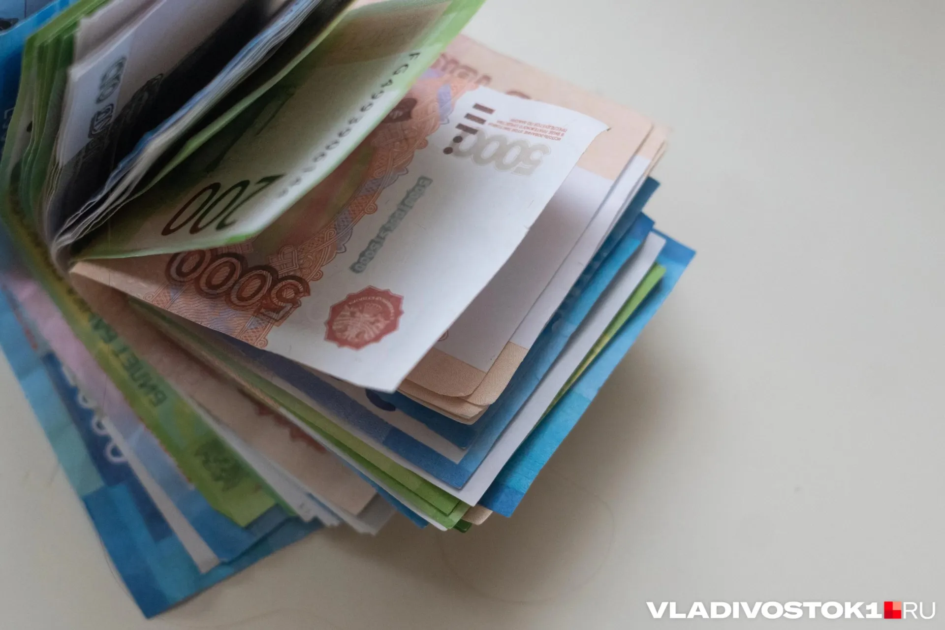 Глава региона сообщил, что средняя зарплата работающего населения достигла 92 тыс. руб., среднедушевой доход — 75 тыс. Официальные данные Приморскстата за 2025 год указывают на средние доходы 74 804 руб., что на 15,1% больше, чем в 2024 году.