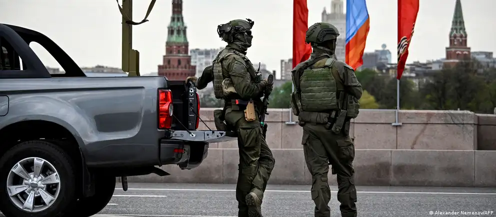 Власти лишили доступа к мероприятиям на Красной площади ряда зарубежных СМИ. Парад пройдёт в сокращённом формате — без военной техники и с отменой массовых мероприятий в ряде регионов на фоне ударов беспилотников.