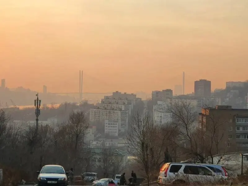 С 22:00 21 мая до 14:00 22 мая в большинстве районов Приморья прогнозируют накопление выхлопов, дыма и смога из‑за слабого ветра и инверсии; предприятия перешли на ограниченный режим работы в рамках проекта «Чистый воздух».