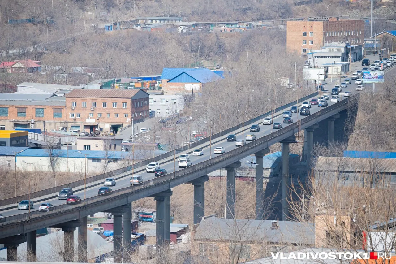 Муниципальные контракты на строительство нового Рудневского моста увеличены с 10,8 до 11,3 млрд рублей. Три контракта в сумме подорожали примерно на 5%, пик затрат ожидается в 2028 году.