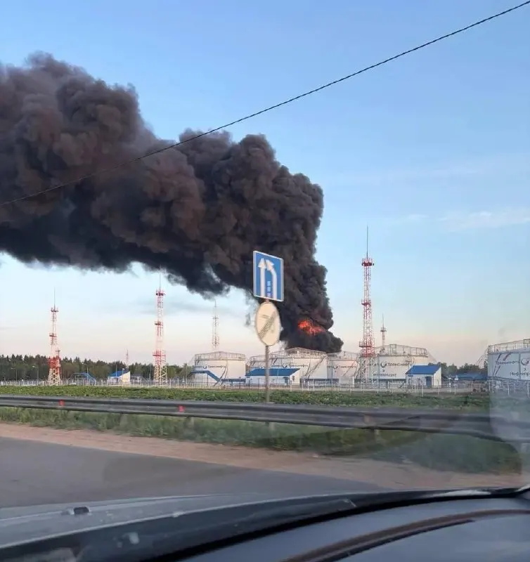 Ночью и утром БПЛА нанесли удары по НПЗ в Капотне, нефтеналивной станции под Москвой и технопарку в Зеленограде; пострадали жилые дома, в Шереметьево возник пожар, зафиксированы жертвы и раненые.