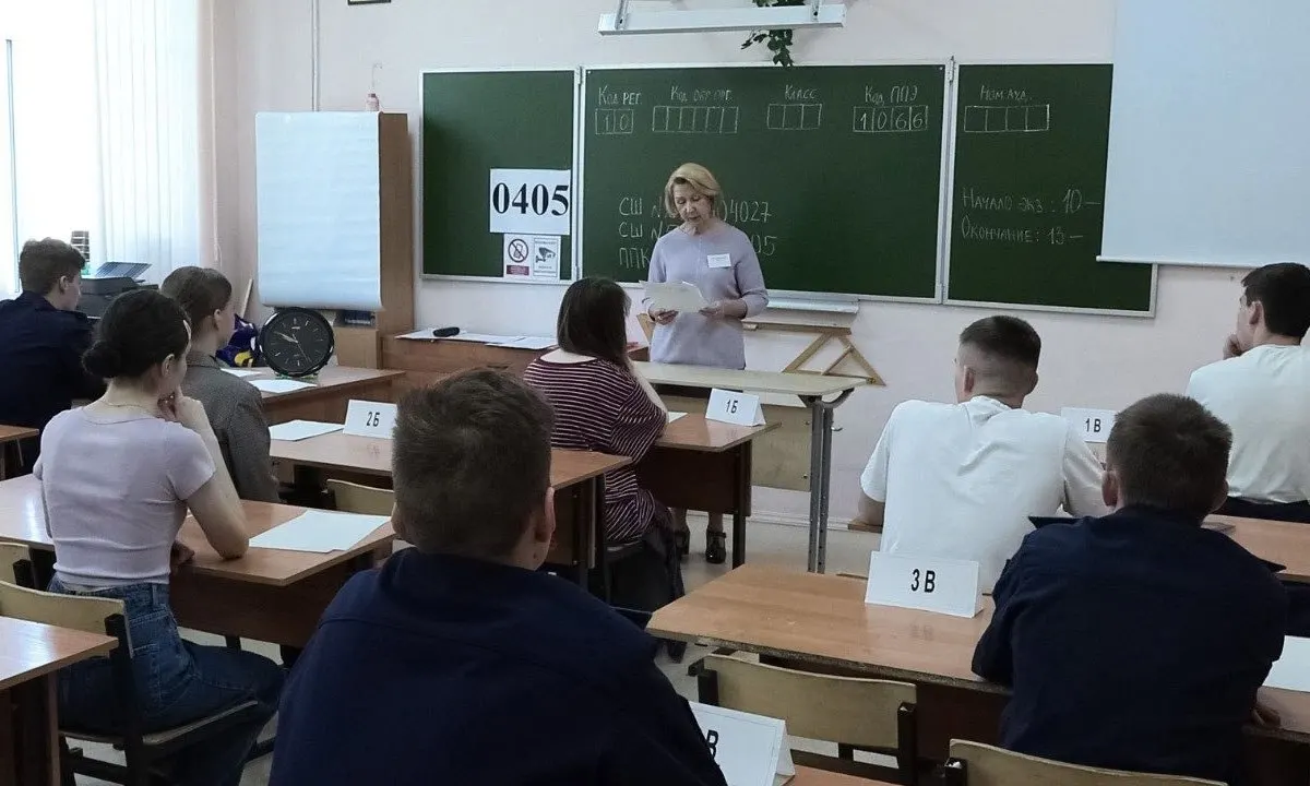 Рособрнадзор рекомендовал запретить прикосновения охраны и организаторов к участникам ЕГЭ и их вещам; при срабатывании металлоискателя возможна только просьба о добровольной сдаче предмета.