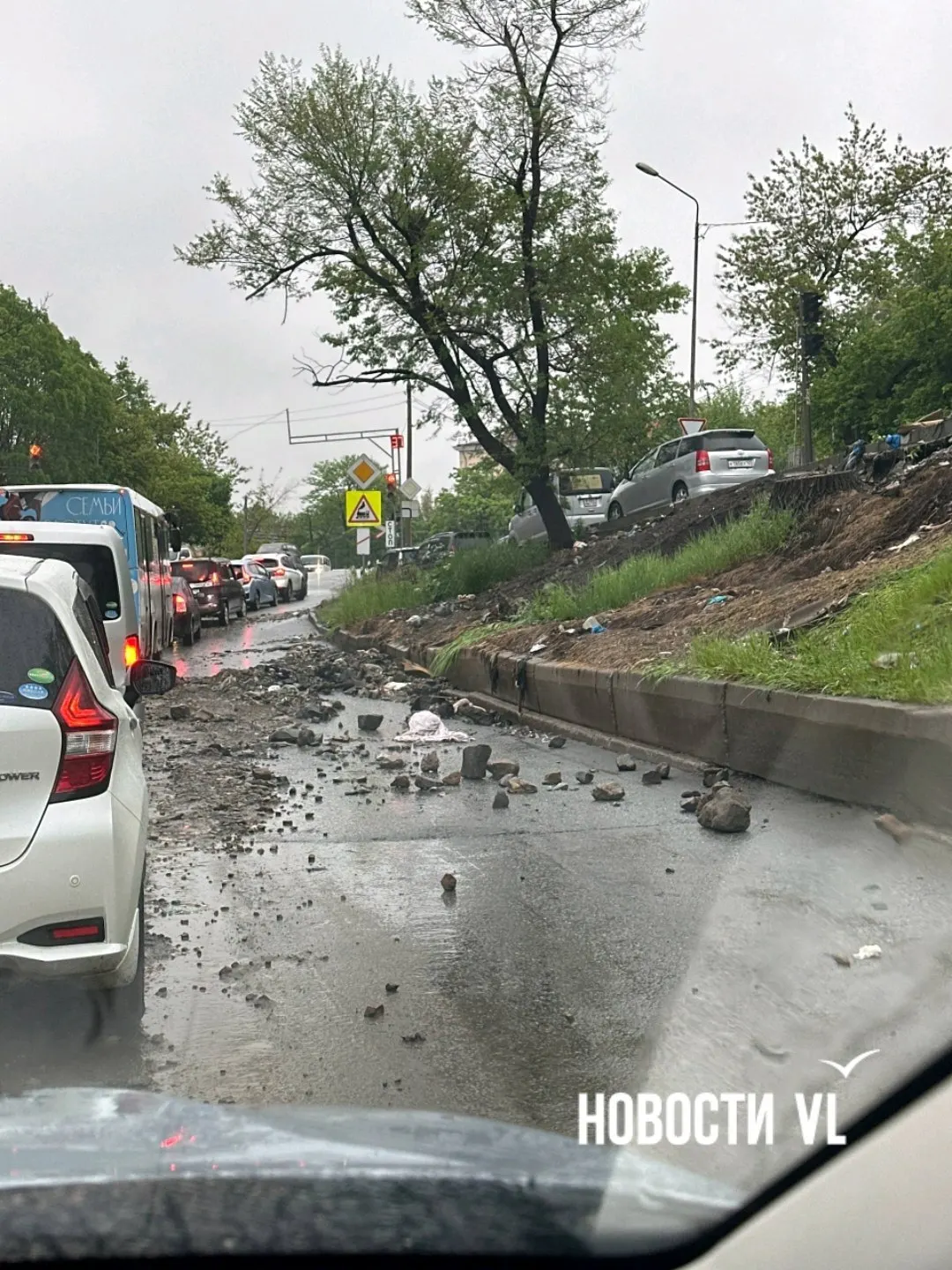 Утром 28 мая во Владивостоке прошёл сильный дождь: на отдельных участках дороги оказались затоплены, а на перекрёстке Калинина и Вилкова сошёл поток грязи.