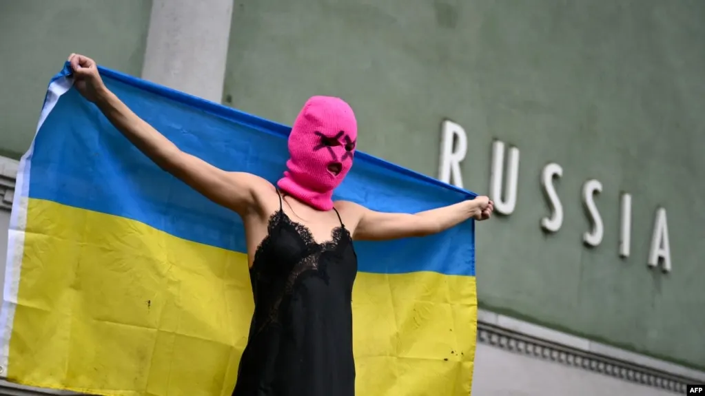 Росфинмониторинг обновил перечень, в который попала панк-группа Pussy Riot. Ранее группе присвоили статус экстремистской, а ряд участниц приговорили заочно по обвинениям, связанным с критикой войны и публичными акциями.