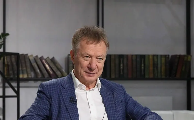 Бизнесмен уехал из страны, воспользовавшись голландским паспортом, после решения суда о признании его и фонда экстремистскими и конфискации активов на сумму около 8 млрд рублей. Платформа CarPrice перешла в госсобственность; ранее по делу произошли задержания и трагические события в окружении предпринимателя.