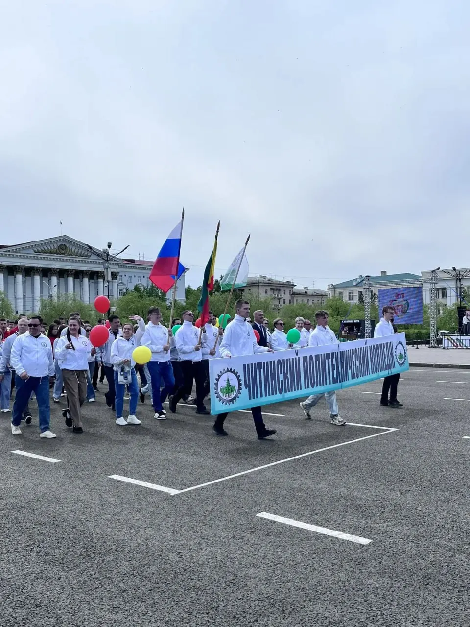 Коллективы медицинского, политехнического и других профессиональных учебных заведений Забайкалья прошли парадом по центральной площади: студенты шли в национальных костюмах и цветах флага, к колонне присоединились грузовые автомобили и студенческие отряды.