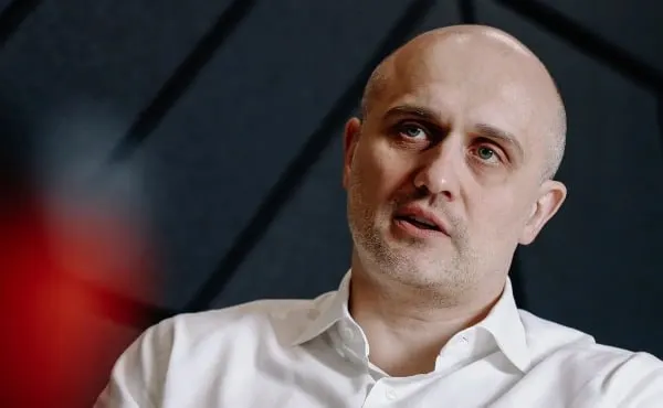 Алексей Шелобков подтвердил коммерческий запуск спутниковой группировки «Рассвет» в 2027 году, сообщил о тестировании сервиса РЖД, объяснил, почему в поездах часто нет связи, и заявил, что IPO в ближайшие два года не рассматривают.