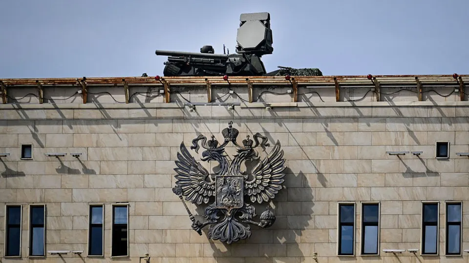 Командующий украинских беспилотных сил Роберт Бровди предупреждает, что концентрация средств противовоздушной обороны вокруг Москвы ради парада 9 мая ослабляет защиту других регионов. По его словам, Украина будет бить по уязвимым объектам на периферии — прежде всего по энергетическим и военным целям.