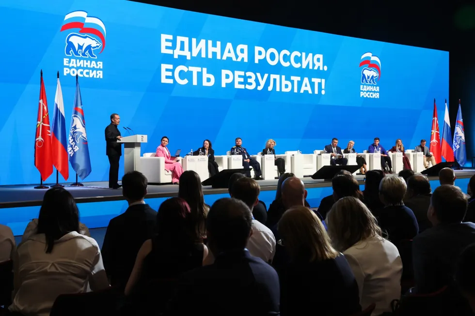 В администрации президента рекомендовали подконтрольным и лояльным изданиям избегать слова «запрет» в заголовках и вместо этого освещать «позитивные» инициативы депутатов от «Единой России». Речь идёт и о запретах на публикацию съёмок последствий атак беспилотников в ряде регионов.