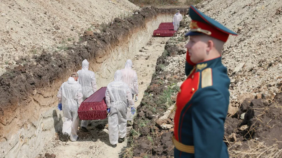 Анализ поимённых списков, реестра наследственных дел и судебной статистики предлагает минимальную документально обоснованную оценку в 352 тысячи погибших российских военнослужащих к концу 2025 года; в подсчёт включены и те, кого признали погибшими через суд.