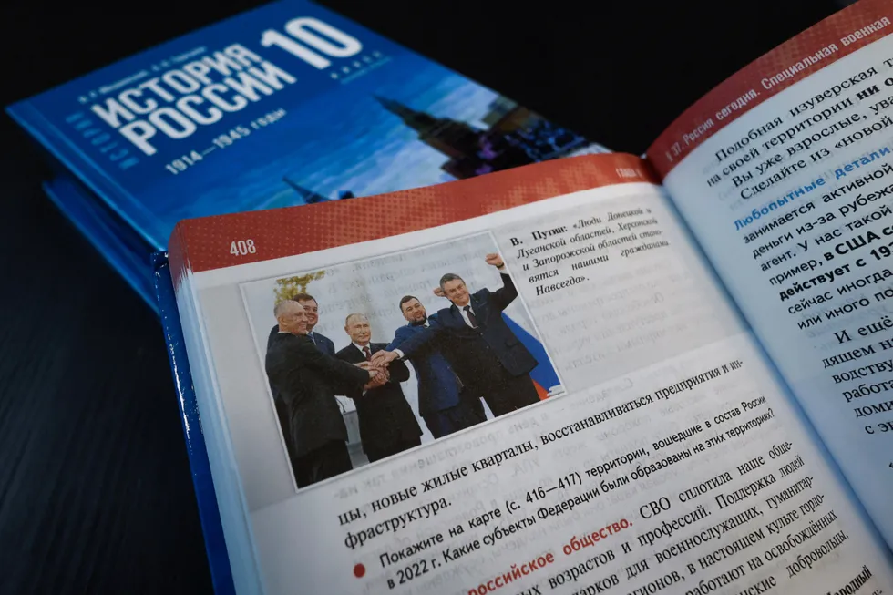 Учебники истории для средней школы, принятые к использованию в 2025–2026 учебном году, содержат системную политизацию материала: в тексты внедряются современные государственные проекты, смягчаются или опускаются спорные эпизоды, а сложные события трактуются в упрощённой, похвально-патриотической логике.