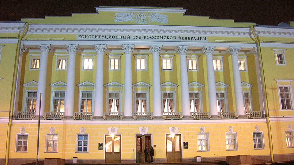 Председатель Конституционного суда заявил, что антикоррупционные иски прокуратуры не должны ограничиваться обычными сроками давности. По его словам, коррупция — «конституционный деликт», и бессрочность исков оправдана скрытым характером схем; такие механизмы уже привели к масштабной деприватизации активов на сумму около 6,5 трлн рублей.