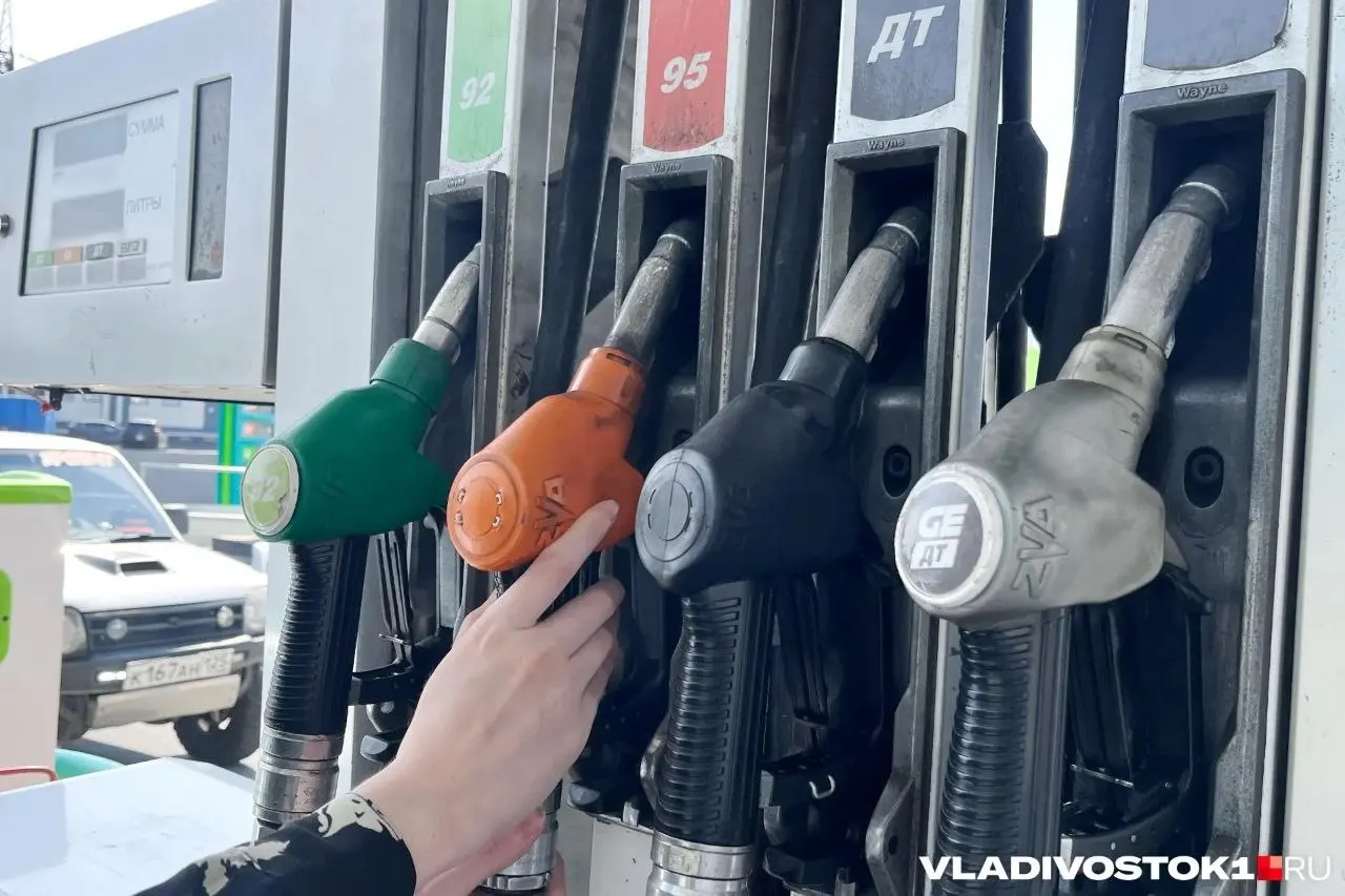 Еженедельный обзор показал, что большинство сетей во Владивостоке не меняли цены, однако в сети Benzo бензин АИ‑92 и АИ‑95 подорожал на 1,50 рубля.