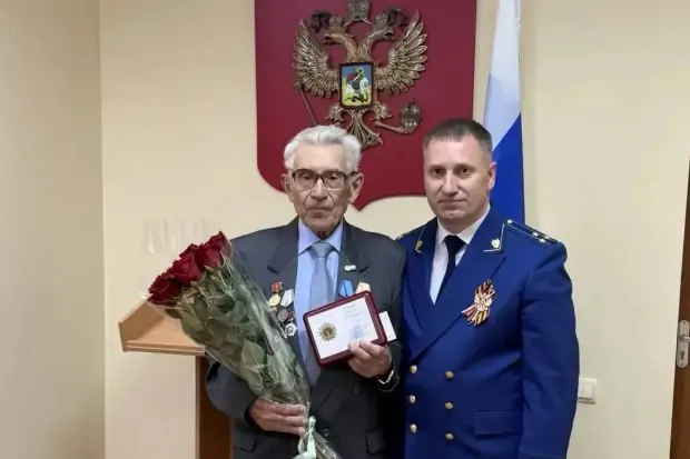 Пожилой мужчина получил статус «Житель осажденного Сталинграда», семья отсудила выплату за смерть пациентки, туристы вернули деньги за отменённый отдых, а жители добились ремонта линий электропередачи.
